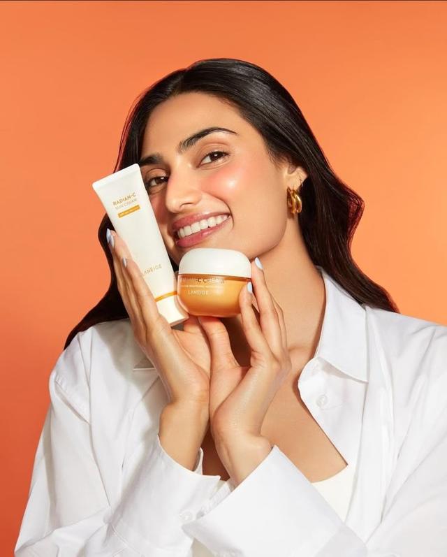 Frau mit Kosmetikprodukten