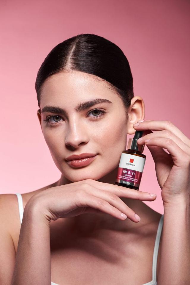 Frau mit Serum-Dropperflasche